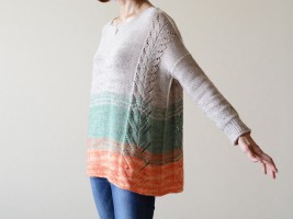 Женский пуловер, украшенный ажурным узором