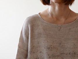 Пуловер, связанный изнаночной гладью спицами