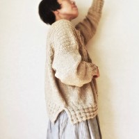 Свободный пуловер в японском стиле, связанный спицами