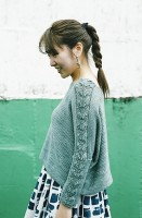 Стильный пуловер с ажурными плечами, связанный одной деталью