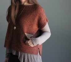Пуловер с кармашком из нити контрастного цвета