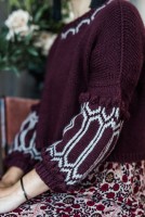 Пуловер с жаккардом на рукавах, связанный одной деталью