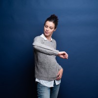 Стильный и простой пуловер, связанный спицами