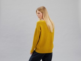 Женственный пуловер от дизайнера Дебби Блисс
