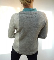 Пуловер чулочной вязкой с узором из снятых петель по переду