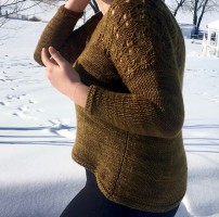 Пуловер с ажурной кокеткой спицами