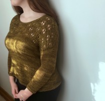 Пуловер с закругленным низом спицами