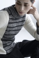 Черно-белый пуловер, связанный спицами из тонкой нити