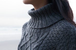 Пуловер с горловиной, связанной укороченными рядами