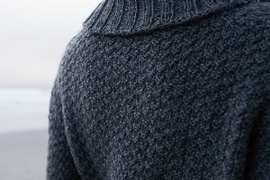 Узор рис на спинке удлиненного пуловера, связанного спицами