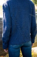 Стильный пуловер, связанный спицами отдельными деталями