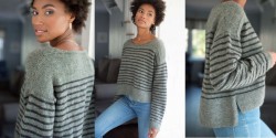 Свободный полосатый пуловер спицами