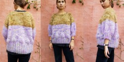 Свободный пуловер из мохера, связанный спицами