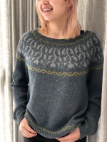 Свободный пуловер с круглой кокеткой, связанный спицами