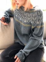 Женский пуловер, связанный спицами сверху вниз
