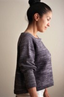 Пуловер со скругленной линией спины, связанный спицами