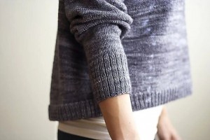 Пуловер с широкими манжетами рукавов, связанный спицами