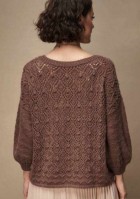 Вязаный спицами пуловер ажурным узором