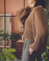 Женственный пуловер спицами