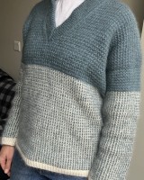 Стильный пуловер с V-горловиной
