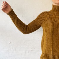 Пуловер с текстурным узором из скрещенной резинки