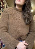 Красивый пуловер с косами