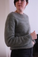 Пуловер с круглой кокеткой спицами описание