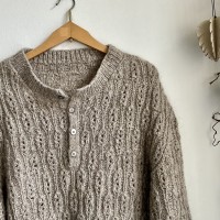 Пуловер спицами ажурным узором