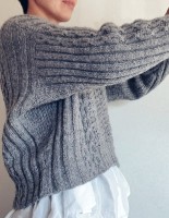Стильный укороченный пуловер спицами