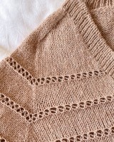 Пуловер с полосками ажурного узора, описание