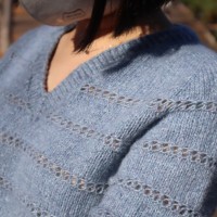 Пуловер с полосками ажурного узора, описание