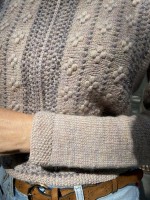 Пуловер с текстурным узором спицами описание