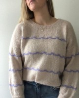 Пуловер с необычными полосами контрастного цвета