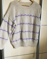 Пуловер с цветными полосами контрастного цвета