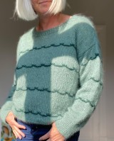 Пуловер с необычными цветными полосами