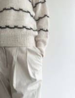 Пуловер с необычными полосами контрастного цвета