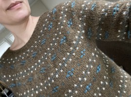 Пуловер с текстурным узором спицами