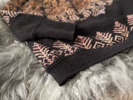 Пуловер с жаккардовым узором спицами