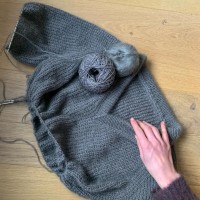 Пуловер-реглан с V-горловиной описание