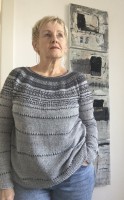 Пуловер с текстурным узором спицами 
