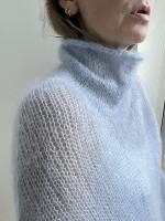 Тонкий мохеровый свитер спицами