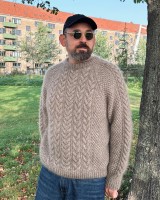 Модный свитер с косами