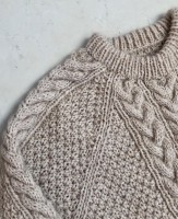 Модный свитер реглан с косами