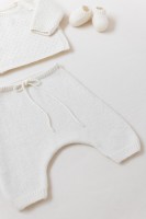 Вязаный костюмчик для малыша: кофточка и штанишки