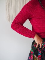 Вязаный короткий пуловер с ажуром на рукаве схема