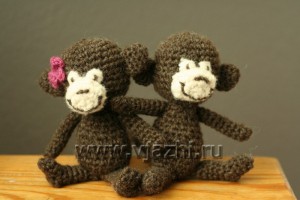 Вязаные обезьянки крючком с белыми мордочками