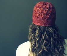 Ажурная шапочка спицами для женщин и девушек