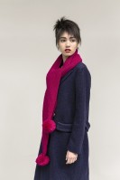 Длинный шарф пурпурного цвета украсит пальто