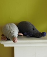 Вязаные игрушки кроты спицами Moles