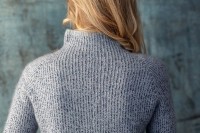 Легкий свитер с узором из тонких двухцветных полос от дизайнера Courtney Spainhower